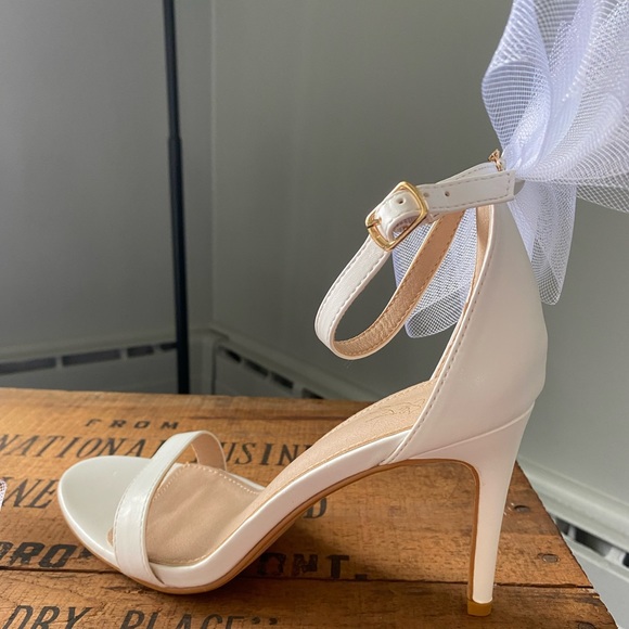 White bow heels - Picture 3 of 3